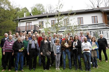 Teilnehmer der Tagung am Sonntag vor der verdi-Bildungsstätte Haus Naumburg (Foto: HNA Deutschländer)