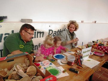 Großes Interesse von kleinen Leuten am Kreativbastelstand des Jugendwaldheims in Rathsfeld …