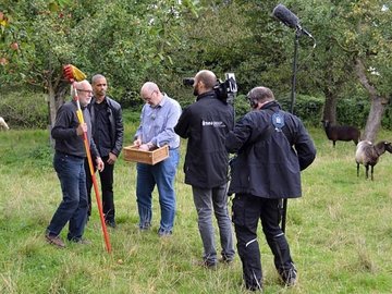 ZDF-Filmteam auf der Streuobstwiese BUND Lemgo