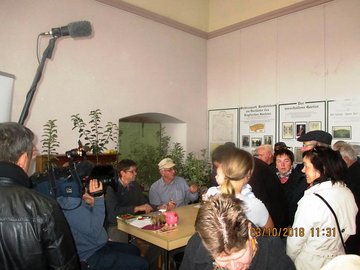 Medieninteresse bei der Obstsortenbestimmung von Ingo Rintisch und Walter Janovsky