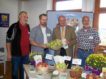 Präsentation auf dem Apfelmarkt der NAH (v.l.: Manfred Seydel/Naturlandstiftung, Steffen Kahl, Wolfram Dette/OB Wetzlar, Heiko Fischer/PV-Hessen)