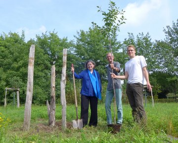 Eva Jähnigen (Umweltbürgermeisterin), Wolfgang Gröger (Bürgerschaft Hellerau e.V.) und Stephan Wiemer (Landesgruppe Sachsen) pflanzen einen Baum der 'Maibiers Parmäne'.