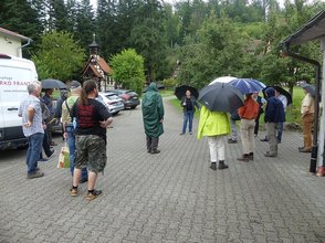 Information der Teilnehmer auf dem Gelände der Edelbrennerei Dirker durch Arno Dirker